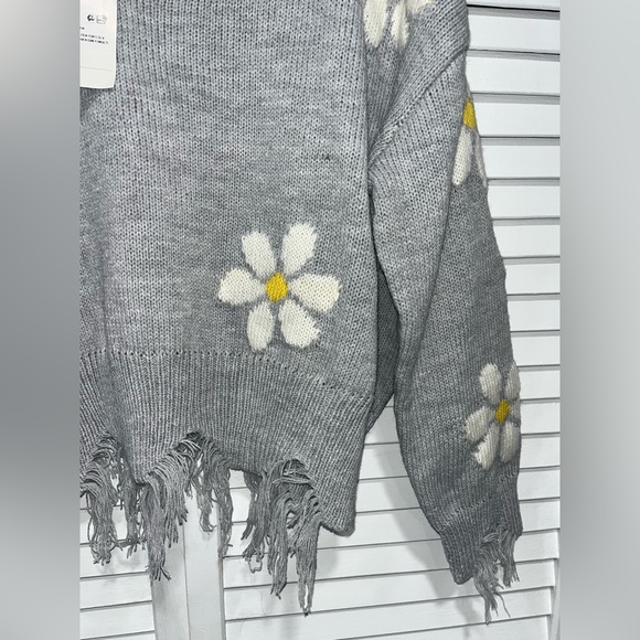 Forever21 Oversized Light Grey Daisy Destroyed Cropped Sweater NWT — Large - Picture 4 of 5